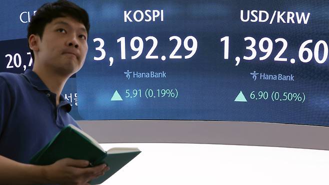 17일 오후 서울 중구 하나은행 본점 딜링룸. /뉴스1