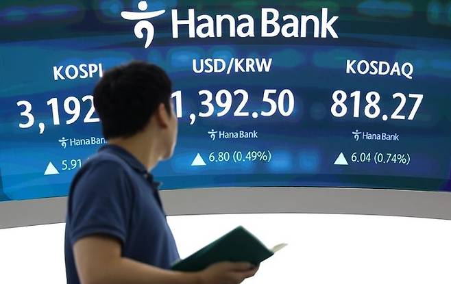 17일 서울 중구 하나은행 딜링룸 현황판에 코스피·코스닥 지수 등이 표시돼 있다. ⓒ뉴시스