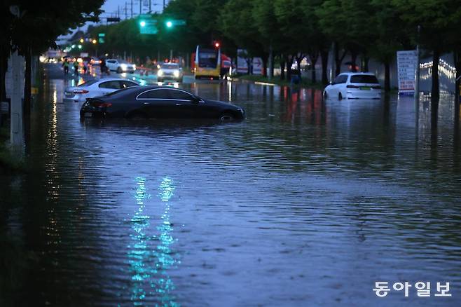 17일 오후 광주 광산구 첨단지구 일대 도로가 폭우로 인해 침수돼 있다. 광주=박영철 기자 skyblue@donga.com, 박형기 기자 oneshot@donga.com