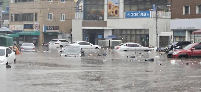 17일 대구 북구 노곡동 노곡분소 일대에 동네에 침수가 발생해 관계 당국이 안전 조치 중이다. 상가와 차량이 물이 잠겼다. 대구 북구 제공