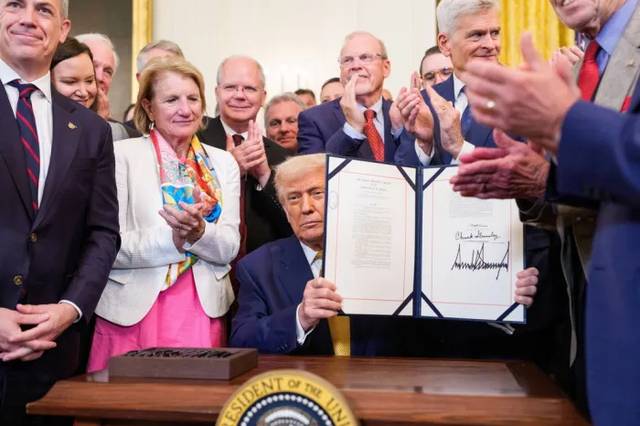 도널드 트럼프 미국 대통령이 16일(현지시간) 백악관 이스트룸에서 ‘펜타닐의 치명적인 밀매를 모두 중단하라(End Fentanyl Deaths Act)’ 법안에 서명한 뒤 들어 보이고 있다. EPA 연합뉴스