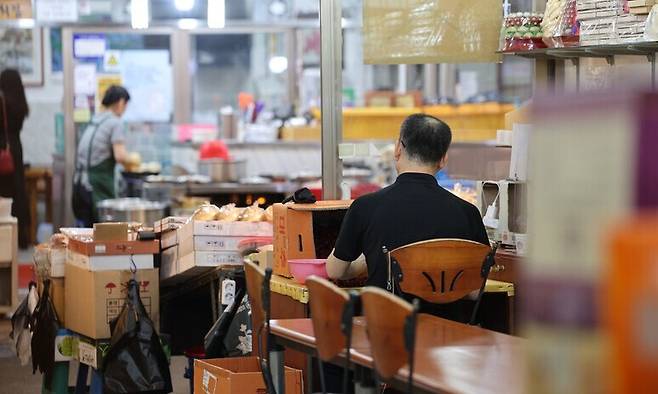 한 전통시장 내 점포에서 상인들이 일을 하는 모습. 연합뉴스