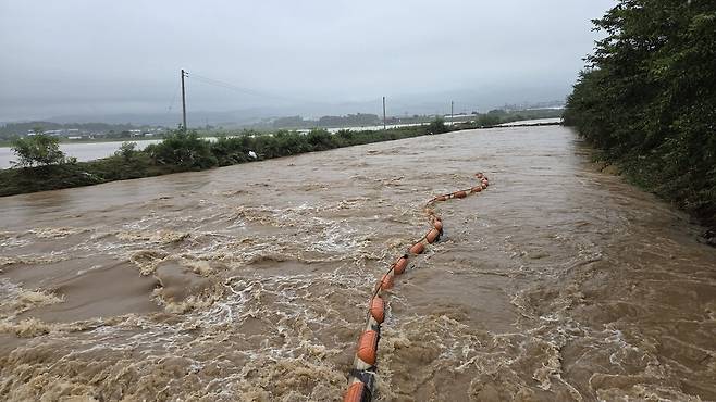 17일 오전 충남 서산에 많게는 400㎜의 물 폭탄이 쏟아진 가운데 음암면 도당천이 소용돌이치며 무섭게 흐르고 있다. 도당천이 범람하면서 인근 저지대 주민 17명이 꼭두새벽에 걸어서 산을 넘어 마을회관으로 대피해야 했다. 연합뉴스