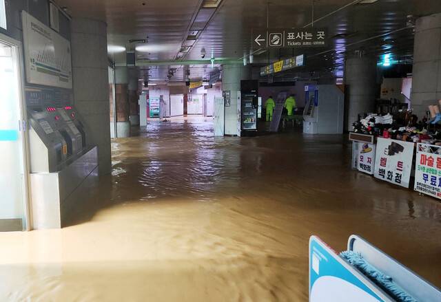 호우 특보가 발효된 17일 오후 광주 서구 마륵동 상무역사가 빗물에 잠겨 있다. 광주시 제공
