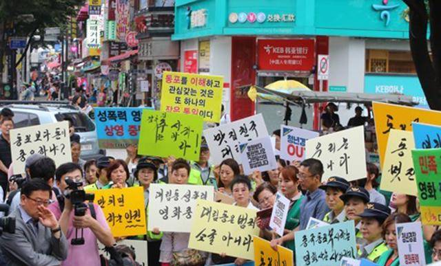 중국동포한마음회, 귀한중국동포권익증진위원회 등 국내 중국동포 단체 회원들이 2017년 8월 28일 서울 영등포구 대림역 앞에서 영화 '청년경찰'에서 중국동포와 거주지역인 대림동을 비하하는 장면이 자주 나온다며 상영 중단과 사과를 요구하고 있다. 연합뉴스