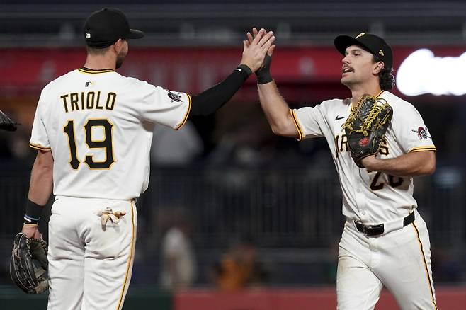 <yonhap photo-2881=""> Pittsburgh Pirates second baseman Adam Frazier, right, celebrates with shortstop Jared Triolo, left, after defeating the Miami Marlins in a baseball game Monday, June 9, 2025, in Pittsburgh. (AP Photo/Matt Freed)/2025-06-10 11:21:29/ <저작권자 ⓒ 1980-2025 ㈜연합뉴스. 무단 전재 재배포 금지, AI 학습 및 활용 금지></yonhap>