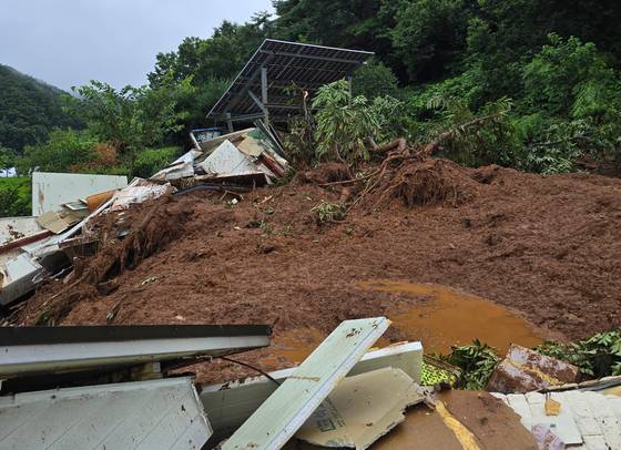 17일 오전 9시34분쯤 청양군 대치면 주정리에서 산사태가 발생했다. 소방당국은 산사태로 무너진 흙더미에 매몰된 것으로 추정된 주민 2명을 구조했다. 사진은 산사태 사고 현장. 청양군 제공.