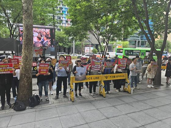 진천풍림아이원 입주비상대책위원회는 지난 15일 서울에 있는 대명수안 본사 앞에서 입주 지연 사태 해결을 촉구하는 시위를 했다. 대책위 뒤에 있는 트럭 스크린에 지난 5월 민주당 대선 후보였던 이재명 대통령을 만나 호소하는 영상이 나오고 있다. 사진 풍림아이원 비대위