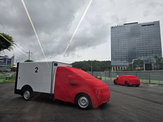 지난 15일 경기도 성남시 판교 서울로보틱스 연구개발(R&D) 센터에서 위장막으로 시야를 가린 차량이 인프라 기반 자율주행 기술을 이용해 주행하는 모습. 오삼권 기자