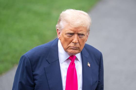 도널드 트럼프 미국 대통령이 15일 백악관에서 기자들의 질문에 답하고 있다. 신화통신=연합뉴스