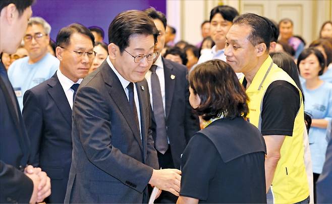 이재명 대통령이 16일 청와대 영빈관에서 열린 ‘기억과 위로, 치유의 대화’ 행사에서 사회적 참사 유가족들과 인사하고 있다. /김범준 기자