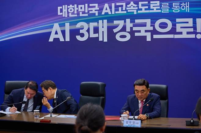 이재명 대통령이 지난달 20일 울산 울주군 울산전시컨벤션센터에서 열린 인공지능(AI) 글로벌 협력 기업 간담회에서 최태원 SK그룹 회장과 귀엣말을 하고 있다. 사진=뉴스1