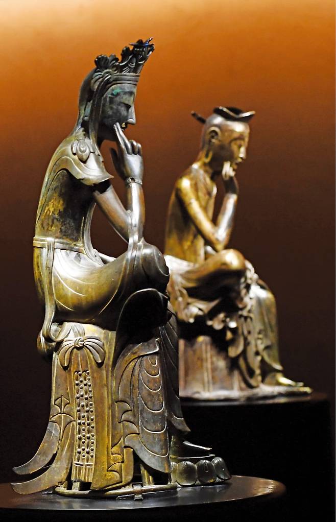 ① ‘사유의 방’에 전시된 반가사유상