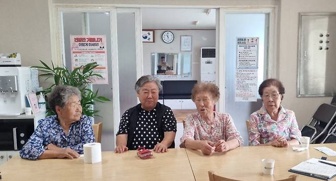 인천 강화군 송해면 당산리 주민들이 16일 마을회관에서 대남방송 굉음으로 고통받은 경험을 얘기하고 있다. 박준철 기자