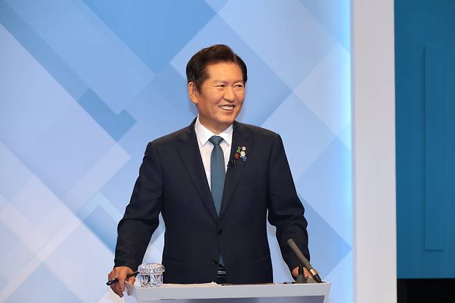 활짝 정청래 더불어민주당 당대표 후보가 16일 서울 목동 SBS 스튜디오에서 열린 토론회에서 박찬대 후보를 바라보며 웃고 있다. 국회사진기자단