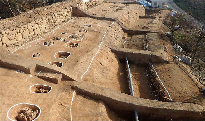 서천읍성 방어용으로 추정되는 수혈유구, 해자. 국가유산청 제공