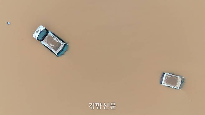 이틀 사이 520mm에 가까운 많은 비가 쏟아진 충남 서산시 석림동 청지천 일대에 17일 차량들이 불어난 물에 침수돼 있다 . 서산|성동훈 기자