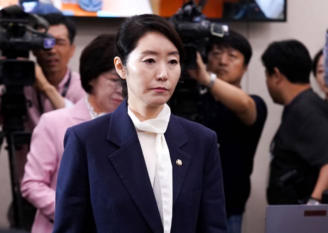 강선우 여성가족부 장관 후보자가 지난 14일 서울 여의도 국회 여성가족위원회에서 선서를 마치고 자리로 돌아가고 있다. 유희태 기자