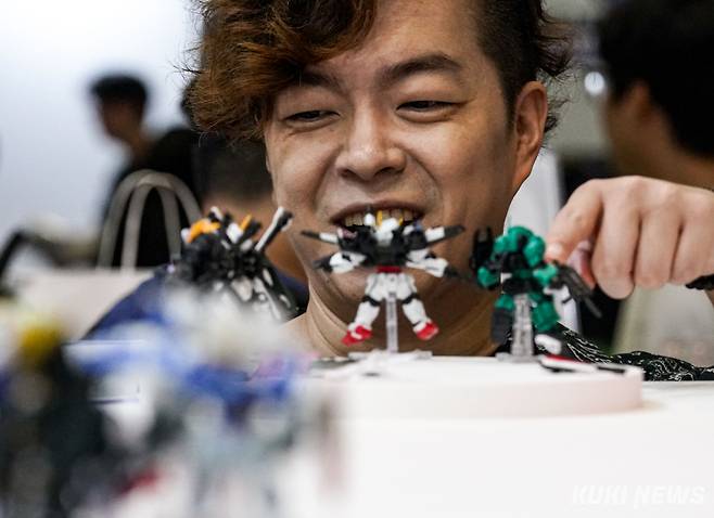 17일 서울 강남구 코엑스에서 열린 '반다이남코 코리아 펀 엑스포 2025'에서 관람객들이 프라모델 및 피규어를 살펴보고 있다.