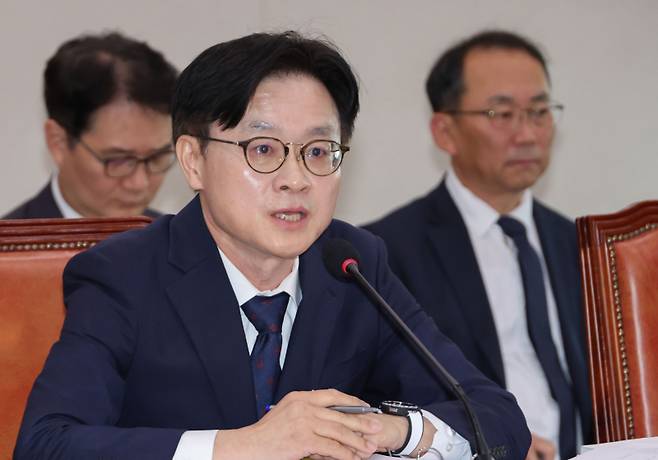 김정관 산업통상자원부 장관 후보자가 17일 서울 여의도 국회 산업통상자원중소벤처기업위원회에서 열린 인사청문회에서 의원 질의에 답하고 있다. 연합뉴스