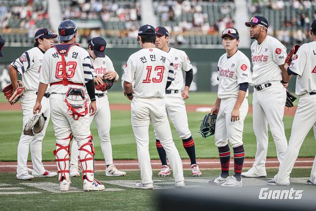 롯데 자이언츠 선수들이 모여 대화를 나누고 있다. 롯데 자이언츠 제공