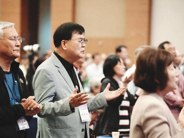 선교사들이 16일 강원도 평창 알펜시아리조트에서 열린 KWMF 제17차 선교대회에서 손을 들고 간절히 기도하고 있다. KWMF 제공