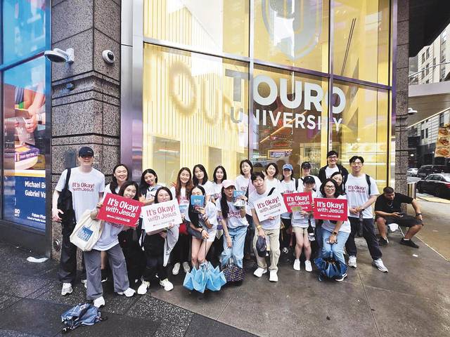 복음의전함이 최근 미국 뉴욕 타임스스퀘어 광장에서 진행한 연합거리전도에서 참가자들이 ‘괜찮아! 예수님과 함께라면’ 손팻말을 들어 보이고 있다. 복음의전함 제공