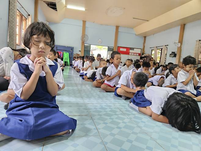16일 매솟의 매타오 난민학교 옆 교회에 아이들이 모여 기도하는 모습.