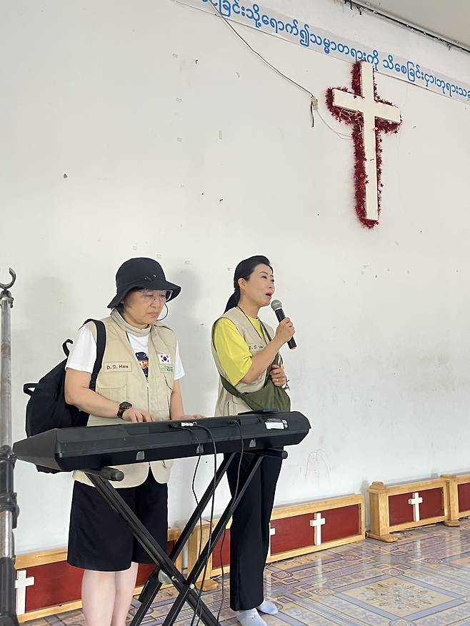 15일 미얀마 국경지대인 태국 매솟의 맥컨켄 난민학교에서 은혜로교회의 화덕신(왼쪽) 사모 연주에 이은숙 진량제일교회 사모가 찬양하는 모습.