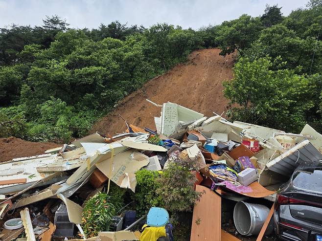 이날 오전 9시36분쯤 청양군 대치면 주정리에서 산사태가 발생해 민가를 덮쳤다. 이 사고로 주민 2명이 매몰됐다가 인근 주민들에 의해 구조됐다. 김성준 기자