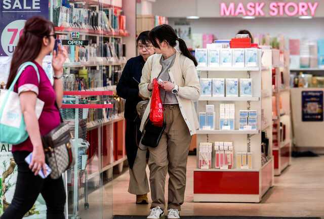 외국인 관광객이 지난 5월 6일 서울 중구 명동의 한 화장품 매장을 둘러보고 있다. 지난해 해외 소비자가 오픈마켓 등을 통해 역직구한 화장품 등 ‘K뷰티’ 상품 규모는 9억7300만 달러에 달하는 것으로 나타났다. 2019년(약 5500만 달러) 이후 5년 만에 17배 넘게 올랐다. 뉴시스