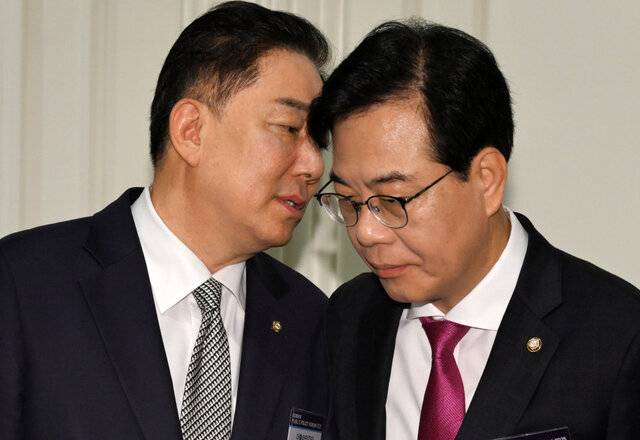 김병기(왼쪽) 더불어민주당 원내대표와 송언석 국민의힘 원내대표가 17일 서울 여의도 CCMM빌딩에서 열린 국민일보 주최 ‘2025 국민공공정책포럼’에서 대화를 나누고 있다. 이한형 기자