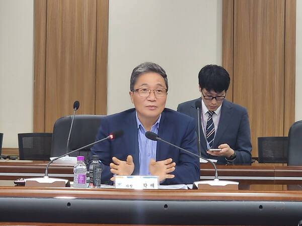 이학재 인천국제공항공사 사장은 17일 공항공사에서 열린 기자 간담회에서 “새정부가 들어섰다고 전 정권에서 임명한 공기업 사장을 부당하게 교체하는 것은 좋지 않다”고 밝혔다. 이병기기자