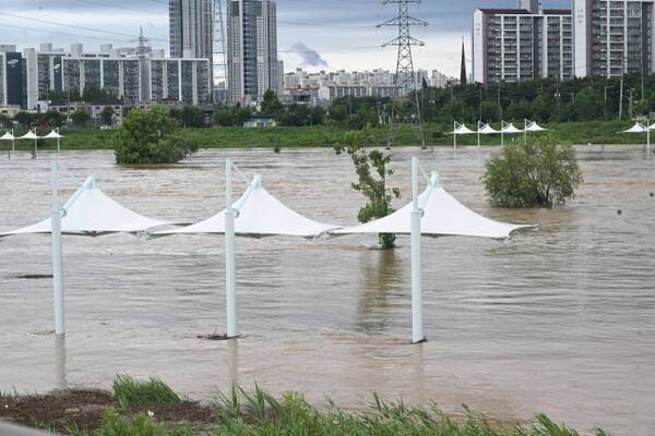 17일 오전 집중호우로 평택시 군문교 인근 안성천 수위가 상승하면서 산책로와 수변공원이 물에 잠겨 있다. 조주현 기자