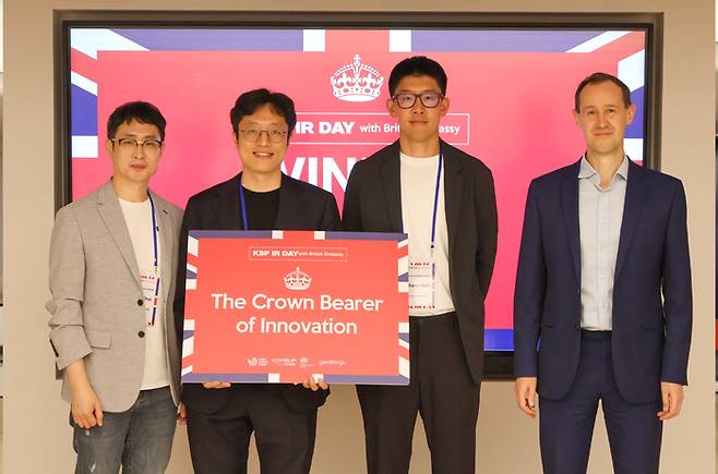 최지영 코리아스타트업포럼 상임이사, 이대승 포트래이 대표, 노석훈 굿띵스 파트너, 토니 클렘슨 주한영국대사관 상무참사관(왼쪽부터)이 기념촬영하고 있다. 코리아스타트업포럼