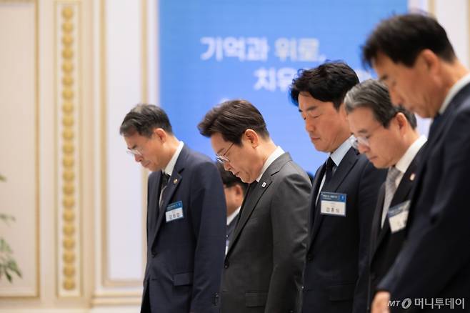 (서울=뉴스1) 이재명 기자 = 이재명 대통령이 16일 청와대 영빈관에서 열린 ‘기억과 위로, 치유의 대화’ 사회적 참사 유가족 간담회에서 묵념을 하고 있다. (대통령실 제공. 재판매 및 DB 금지) 2025.7.16/뉴스1 Copyright (C) 뉴스1. All rights reserved. 무단 전재 및 재배포, AI학습 이용 금지. /사진=(서울=뉴스1) 이재명 기자