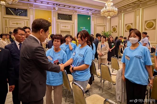 (서울=뉴스1) 이재명 기자 = 이재명 대통령이 지난 16일 청와대 영빈관에서 열린 ‘기억과 위로, 치유의 대화’ 사회적 참사 유가족 간담회에서 유가족들과 인사를 하고 있다 (대통령실 제공. 재판매 및 DB 금지) 2025.7.17/뉴스1 Copyright (C) 뉴스1. All rights reserved. 무단 전재 및 재배포, AI학습 이용 금지. /사진=(서울=뉴스1) 이재명 기자