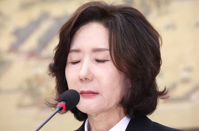 이진숙 사회부총리 겸 교육부 장관 후보자가 16일 서울 여의도 국회 교육위원회에서 열린 인사청문회에서 자녀 조기 유학 관련 질의에 답한 뒤 눈감고 있다. 연합뉴스