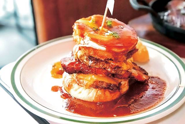 즉석식품의 양식 버전을 대표하는 건 햄버거다. 서울 마포 합정역의 ‘뉴욕아파트먼트’에서 인기 있는 정통 뉴욕스타일 햄버거인 뉴욕스테이크버거.