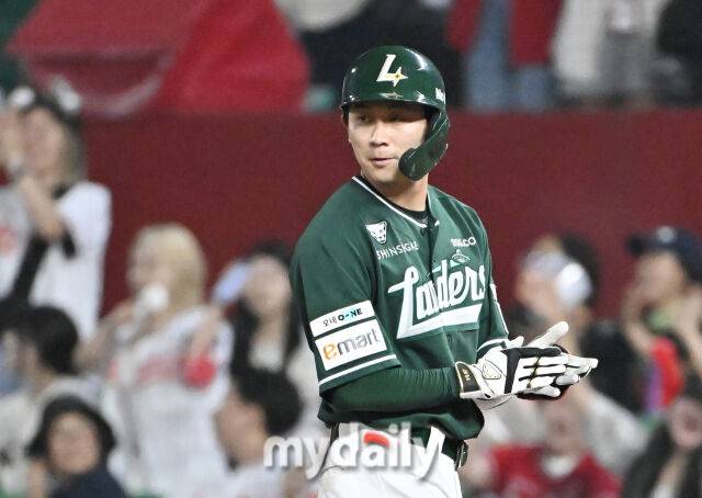 27일 오후 인천광역시 문학동 SSG랜더스필드에서 진행된 '2025 프로야구 KBO리그' SSG랜더스와 한화이글스의 경기. SSG 안상현이 6회말 2사 2루서 1타점 적시타를 친 뒤 환호하고 있다./마이데일리