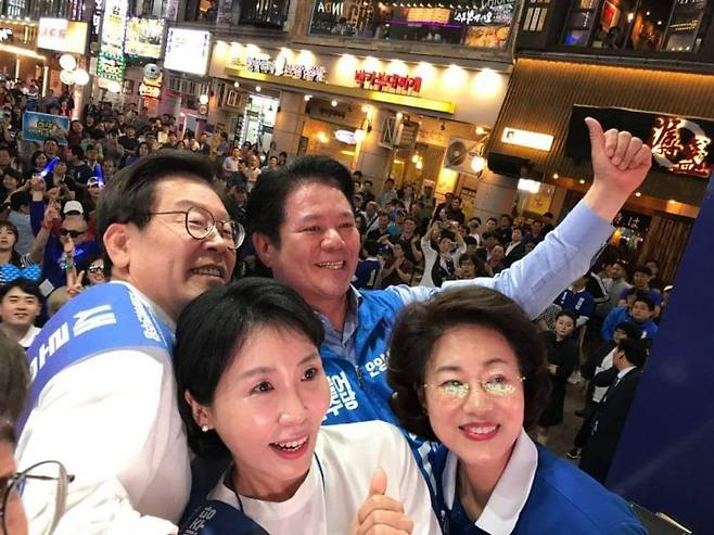 과거 지방선거 유세 중 이재명 대통령 부부와 최대호 안양시장 부부가 함께 사진을 찍고 있는 모습. 최 시장 측 제공