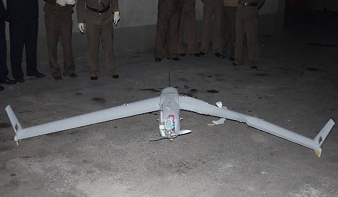 북한이 지난해 10월 평양에서 한국군에서 운용하는 드론과 동일 기종의 무인기 잔해를 발견했다고 주장하며 관련 사진을 공개했다. 연합뉴스
