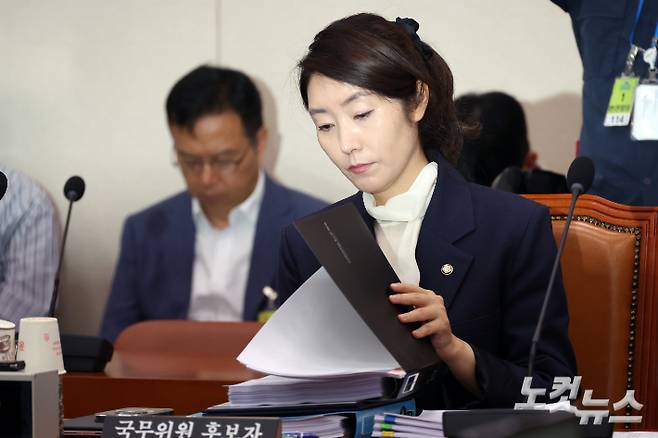 강선우 여성가족부 장관 후보자가 14일 서울 여의도 국회 여성가족위원회에서 열린 인사청문회에서 준비한 자료를 확인하고 있다. 윤창원 기자