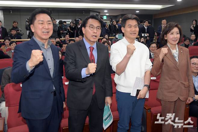 국민의힘 김기현 의원(왼쪽부터), 윤상현 의원, 한국사 강사 전한길 씨, 나경원 의원이 3월 19일 서울 여의도 국회 의원회관에서 열린 미래자유연대 국민대토론회에서 기념촬영을 하고 있다. 윤창원 기자