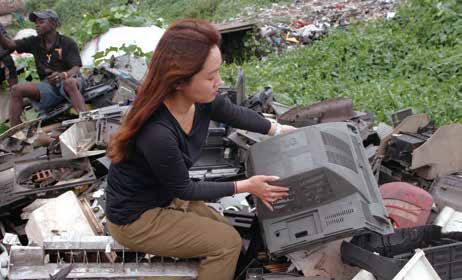 나이지리아에서 김가람 PD가 폐전자제품 집하장을 살펴보고 있다.