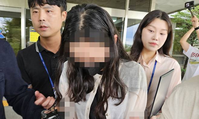 시험기간 중 학교에 무단 침입한 혐의(건조물 침입 등)로 구속 영장이 청구된 전직 기간제 교사 A(30대)씨가 지난 14일 대구지법 안동지원에서 구속 전 피의자 심문(영장실질심사)을 받은 후 이동하고 있다. 연합뉴스