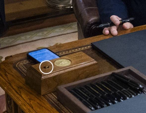 도널드 트럼프 미국 대통령이 4년 만에 백악관 주인으로 돌아온 20일(현지시간) 집무실인 오벌오피스에 있는 대통령 전용 책상인 ‘결단의 책상’에 빨간색 ‘콜라 버튼’(선)이 부활했다. 워싱턴DC UPI 연합뉴스