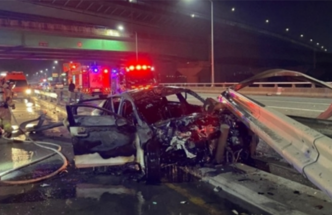 중앙분리대를 들이받은 사고 현장. 아산소방서 제공