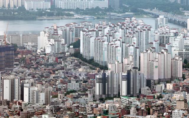 14일 남산 N서울타워에서 바라본 서울 시내 아파트 단지 모습. 연합뉴스