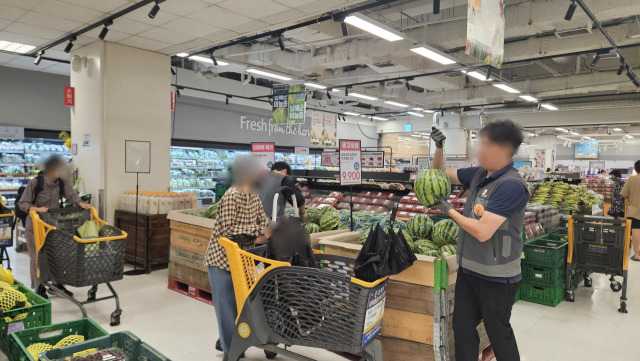 17일 서울 강남 이마트 역삼점에서 손님들이 줄을 서서 수박을 구매하고 있다.